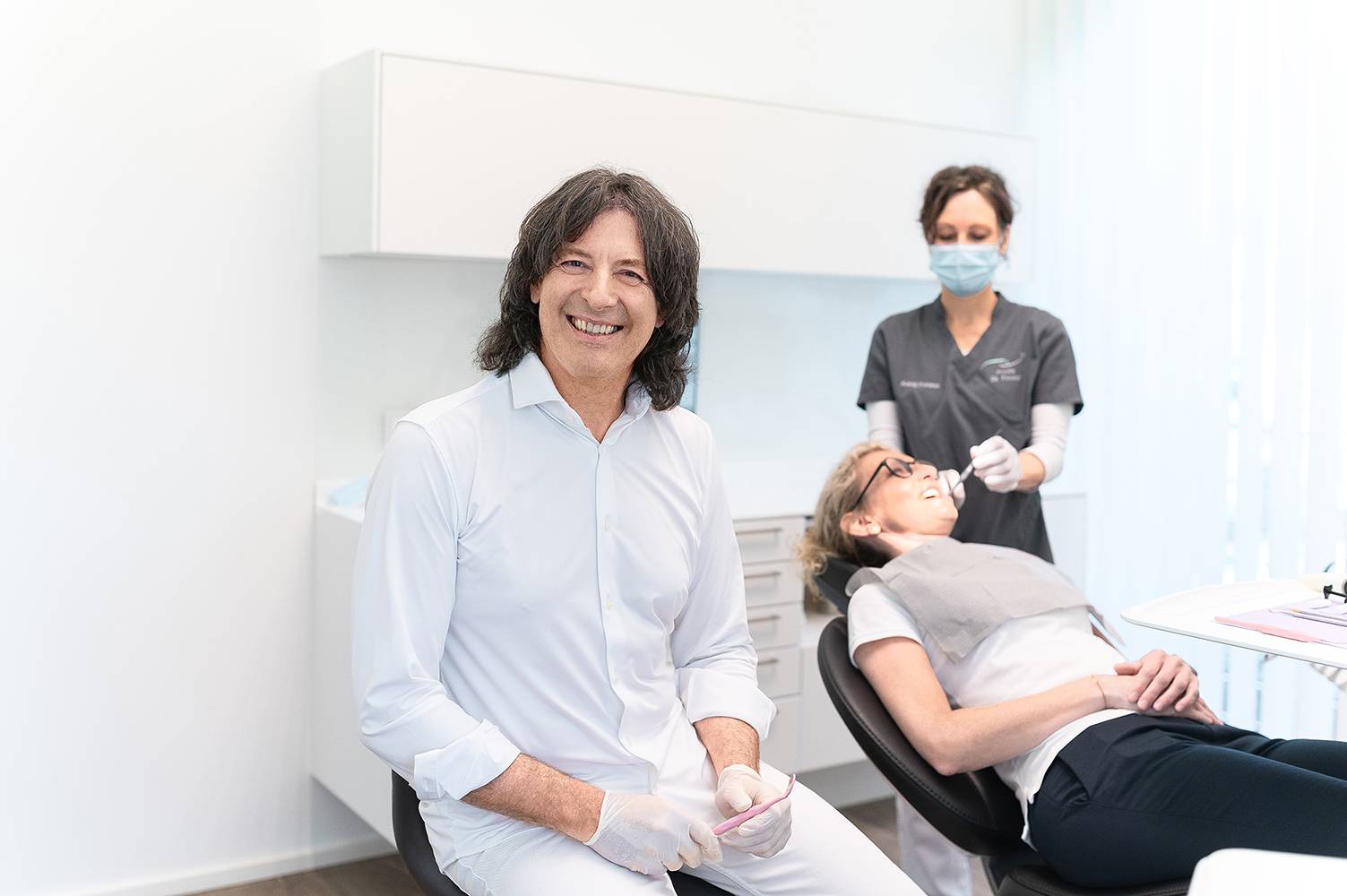 Dr. Feuser in einer Behandlung