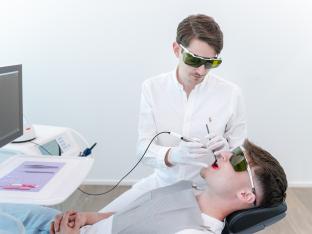 Kurz erklärt: Behandlung mit dem Dentallaser