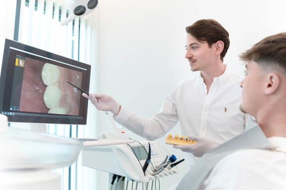 Florian Eppers mit Patient in Behandlung
