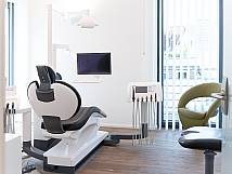 Behandlungszimmer der Zahnarztpraxis Dr. Feuser